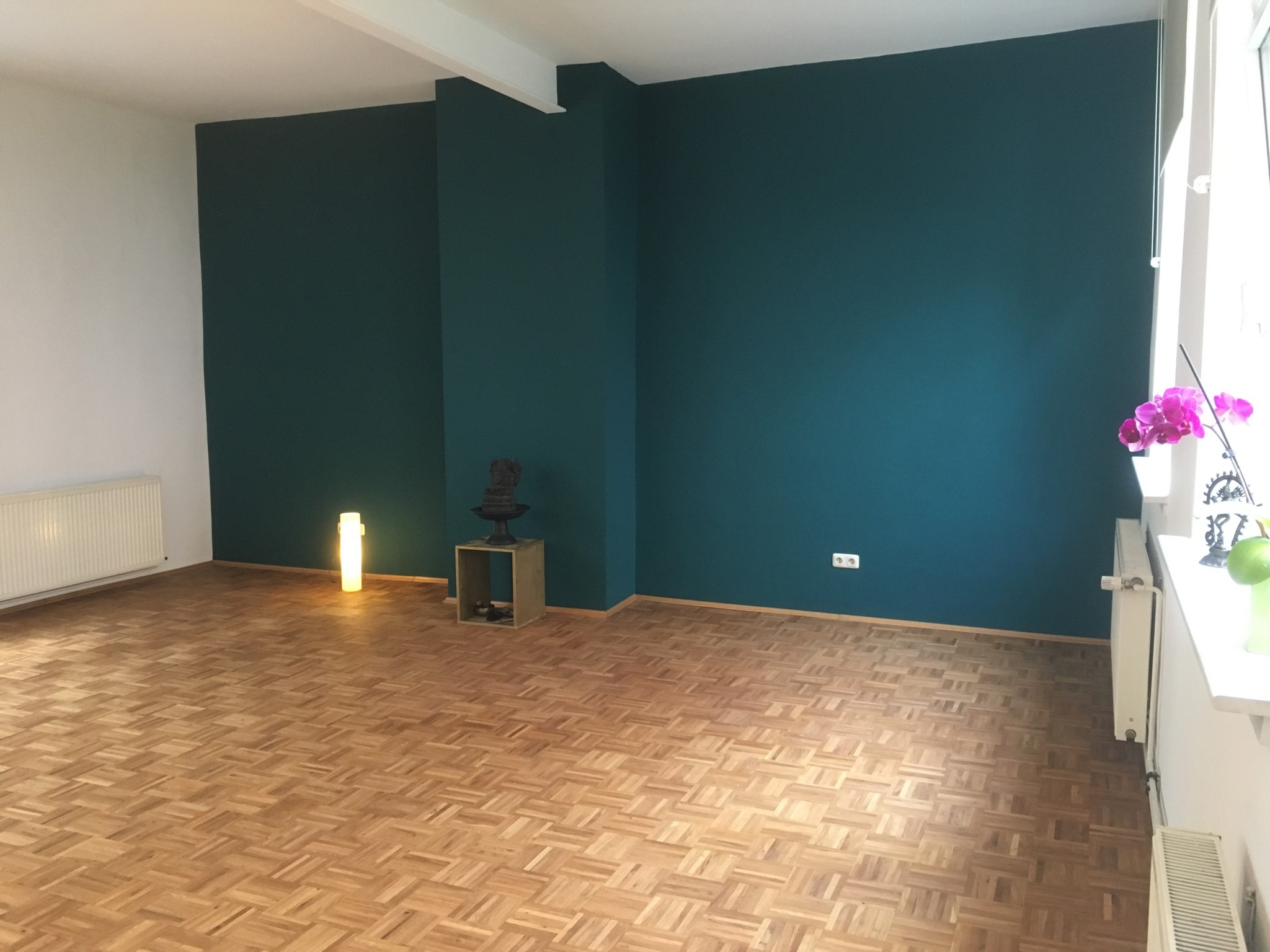 Ganesha-Raum mit Kerzenlicht und türkisfarbenen Wänden