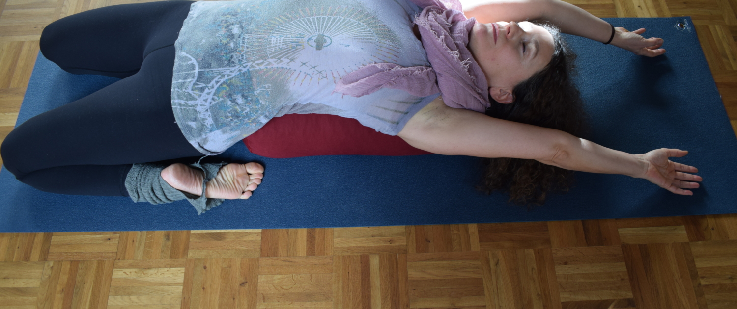 Entspannte Yoga Pose in einer Rückbeuge
